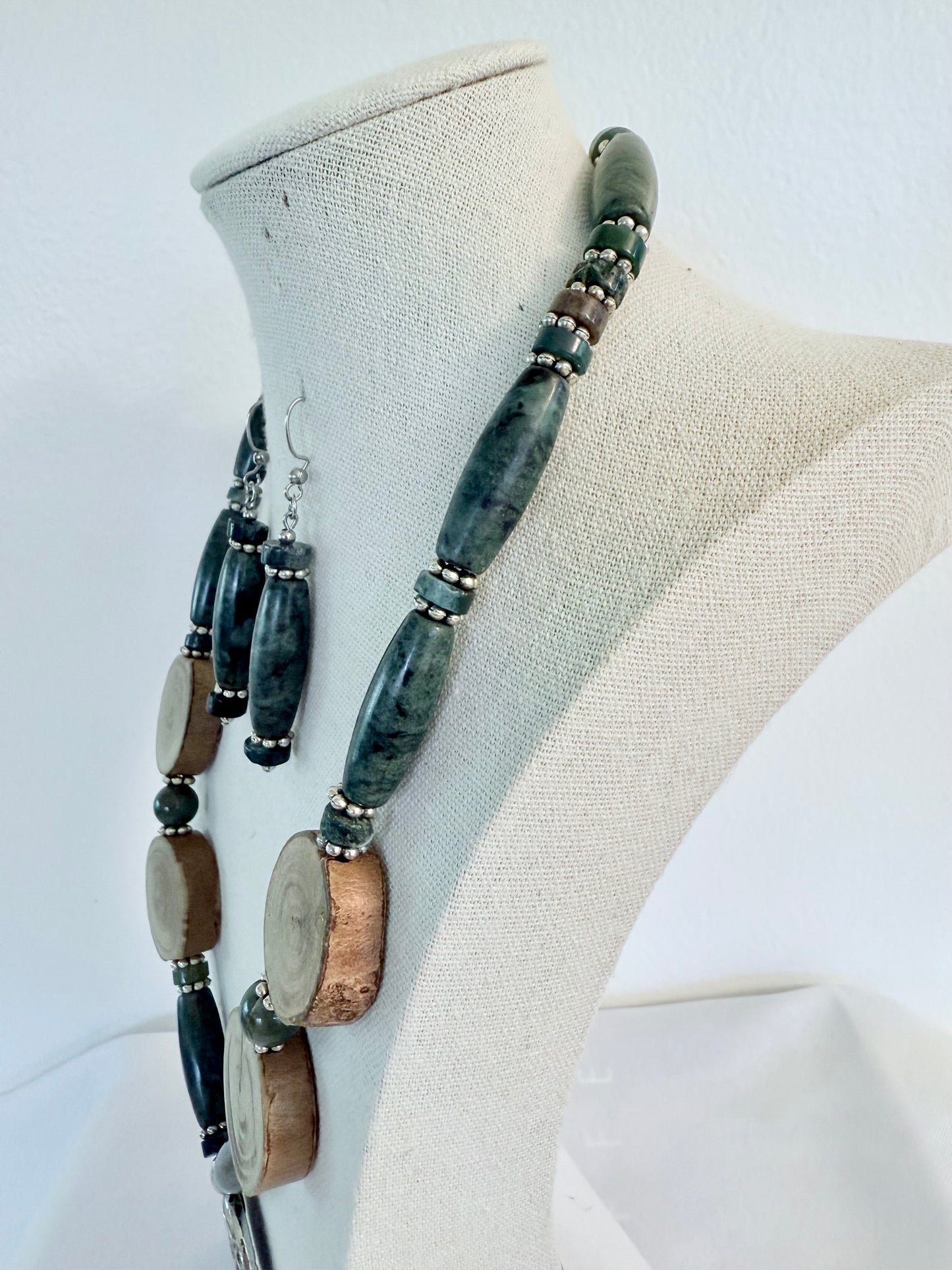 The Thallo Pendant Necklace and Earring Set